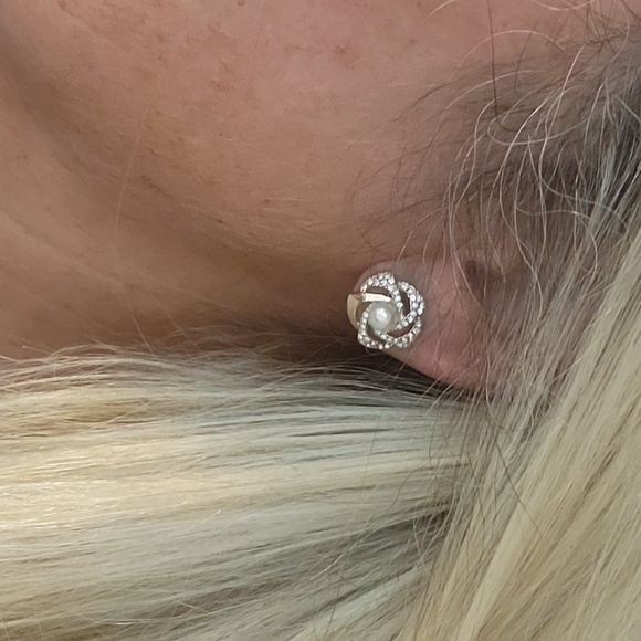 PEARL SHIMMER SWIRL STUD EARRINGS - Picture 3 of 8